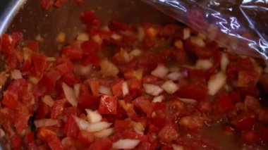 Profesyonel bir aşçı restoranda yemek pişirmeye hazırlanıyor. Taco ve quesadillas-Dan yapmak için domates al.