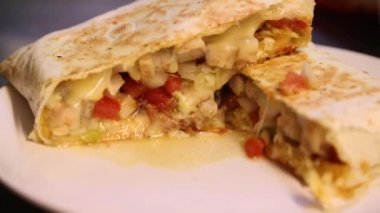 Profesyonel bir aşçı restoranda Meksika yemeği pişiriyor, lezzetli taco ve quesadilla hazırlıyor, peynirli mısır tortilla, domates, marul, tavuk ve sos Dan