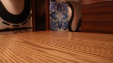 Restoranda lezzetli Meksika yemekleri servis eden garson, taco ve quesadillas tabağı Dan masasının üzerine koy.