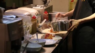 , Tayvan-05 Mart 2015: Asyalı bir adam Meksika yemeği hazırlıyor, Meksika restoranının mutfağında lezzetli dürümler yapıyor.