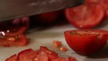 Kadınların Elleri Bıçakla Domates Kesiyor, Taze Sebzeler, Domates-Dan Dilimleyen Kadın Aşçılık Süreci
