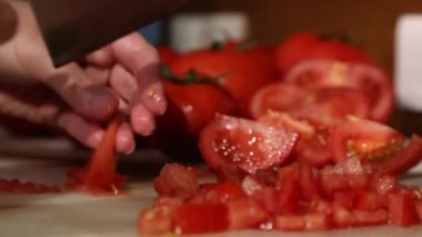 Kadınların Elleri Bıçakla Domates Kesiyor, Taze Sebzeler, Domates-Dan Dilimleyen Kadın Aşçılık Süreci