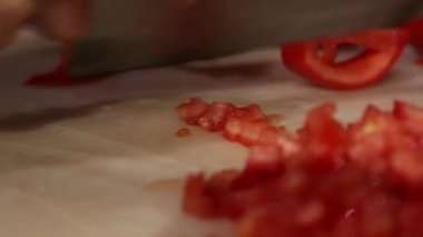 Kadınların Elleri Bıçakla Domates Kesiyor, Taze Sebzeler, Domates-Dan Dilimleyen Kadın Aşçılık Süreci