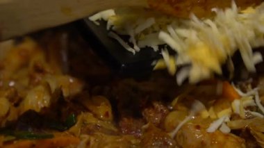 Slow Motion Cuisine Dakgalbi Kore yemeği. Şef sebze ve peynirle ızgara tavuk ve dana eti pişiriyor, Kore restoranında et parçaları kızartılıyor, 120 fps-dan 'lık ağır çekim oranı var.