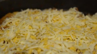 Slow Motion Cuisine Dakgalbi Kore yemeği. Şef sebze ve peynirle ızgara tavuk ve dana eti pişiriyor, Kore restoranında et parçaları kızartılıyor, 120 fps-dan 'lık ağır çekim oranı var.