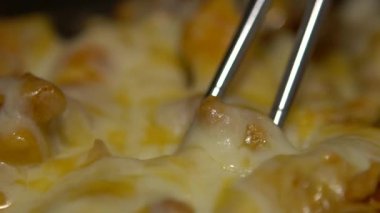 Slow Motion Cuisine Dakgalbi Kore yemeği. İnsanlar Kore restoranında baharatlı ızgara tavuk ve dana eti ve eritilmiş peynir yemek için çubuk kullanırdı. 120 fps-Dan 'lik ağır çekim oranı vardı.