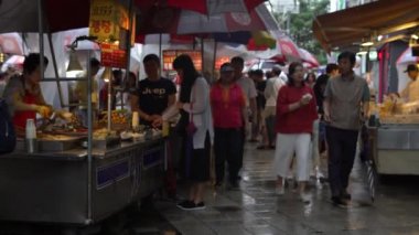 Busan, Güney Kore-02 Temmuz 2017: 4K Güney Kore Street Foods çeşitli oden malzemeleri, Koreliler Busan 'da öğle yemeği yemeyi severler. Kimchee ve diğer aperatiflerle balık köftesi yiyorum.