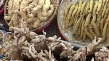 4k Asya gıda standı Tamsui Sokak gece pazarında kızarmış kalamar ve diğer geleneksel balık yemi satar. Taipei, Tayvan 'da çekilmiş.