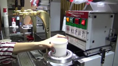 Taipei, Tayvan 24 Mayıs 2015: 4k hand asyalı kadın Tamshui Caddesi 'ndeki gece pazarında makineyle birlikte ünlü bir sütlü çay hazırla. Tayvan, Taipei 'de çekilmiş. - Dan.