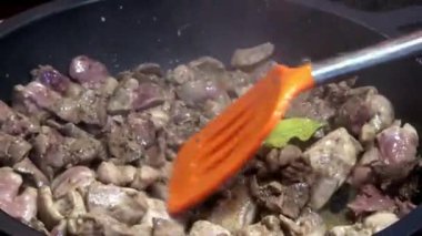 4K, Şef tavada taze çiğ tavuk kalbi ve ciğer pişiriyor. Lezzetli besleyici organik diyet tavuk ciğeri yüksek protein ve demir içerikli Stewpan-Dan 'de aktif olarak kızartılır.