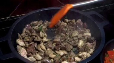 4K, Şef tavada taze çiğ tavuk kalbi ve ciğer pişiriyor. Lezzetli besleyici organik diyet tavuk ciğeri yüksek protein ve demir içerikli Stewpan-Dan 'de aktif olarak kızartılır.