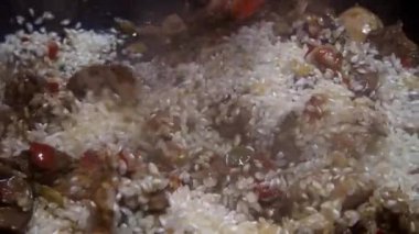 4K, Şef tavada biberli pilav ve tavuk ciğeri pişiriyor. Lezzetli ve sağlıklı sebzeli güveç ve tavuk kalbi. Lezzetli, besleyici organik beslenme