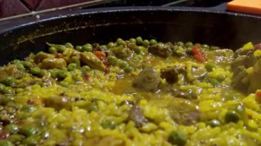 4K, Şef biberli sarı pirinç ve tavada tavuk ciğeri pişiriyor. Lezzetli ve sağlıklı sebzeli güveç ve tavuk kalbi. Lezzetli, besleyici organik beslenme