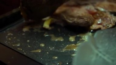 4k, şef kichen ızgarasında biftek pişiriyor, T-bone bifteği az yağlı, sağlıklı bir yaşam yemeği seçimi Dan