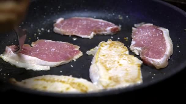 4K, A cheff is cooking a pork tenderloin fried in pan at kitchen. Filet de porc vie saine repas. Savoureux une longue coupe mince de porc. Délicieux diététique bio nutritif -Dan 