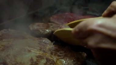Yavaş çekim şefi kichen ızgarasında biftek pişiriyor. Yavaş T-Bone bifteği az yağlı, sağlıklı, canlı yemek tercihi Dan.