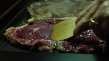 Yavaş çekim şefi kichen ızgarasında biftek pişiriyor. Yavaş T-Bone bifteği az yağlı, sağlıklı, canlı yemek tercihi Dan.