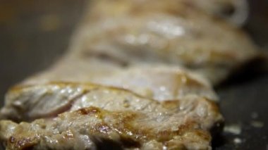 Yavaş çekim şefi kichen ızgarasında biftek pişiriyor. Yavaş T-Bone bifteği az yağlı, sağlıklı, canlı yemek tercihi Dan.