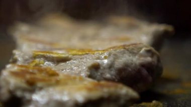 Yavaş çekim şefi kichen ızgarasında biftek pişiriyor. Yavaş T-Bone bifteği az yağlı, sağlıklı, canlı yemek tercihi Dan.