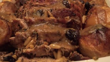 İsa Peygamber 'in sofrasında harika bir tabak rosto var.