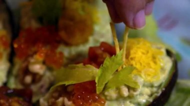 Yavaş çekim Şef, avokado, havyar, marul yaprağı ve domatesli sağlıklı ve egzotik yemek tabağı hazırla. - Dan.