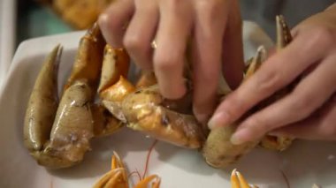 4K Garson, Dan lokantasında deniz ürünleri servis etmek için bir öküz yengeci hazırla.