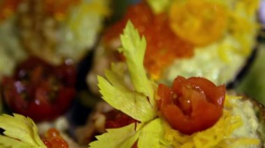 Yavaş çekim Şef, avokado, havyar, marul yaprağı ve domatesli sağlıklı ve egzotik yemek tabağı hazırla. - Dan.