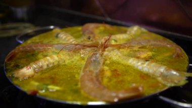 4K, Şef Kas İstiridyeleri ve çeşitli deniz ürünleriyle Paella Bubbling pişiriyor. Tipik lezzetli İspanyol yemeği Tapa 'yı hazırlıyorum. Lezzetli İspanyol yemeği Dan.