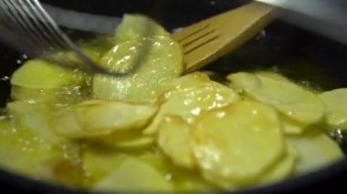 4K, yağda birkaç kabarcık görünene kadar yüksek sıcaklıkta tavada yiyecek kızartma. Patates kızartması. Patates, kaynar yağın içine atılmış. Fast food konsepti, lezzetli yemekler, restoran-Dan...