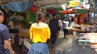 Hong Kong-03 Nisan 2017: 4K Halkı Hong Kong 'da sebze, meyve ve diğer taze ürünleri alıp satıyor. Çinli Geleneksel Yerel Yiyecek Dükkanında yürüyen Asyalı müşteri