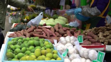 4K People, Small Street Market Hong Kong 'da sebze, meyve ve diğer taze ürünleri alıp satıyor. Çinli Geleneksel Yerel Yiyecek Dükkanında yürüyen Asyalı müşteri
