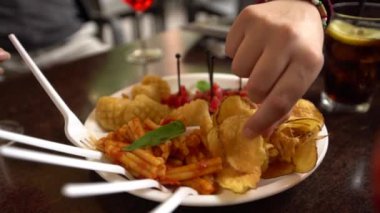 4K, aperol kokteyli ve aperatif tabakla köpüklü şarap ve restorandaki masada kızarmış patates ve makarna. İtalya-Dan caddesindeki açık hava barında İtalyan aperatifleri