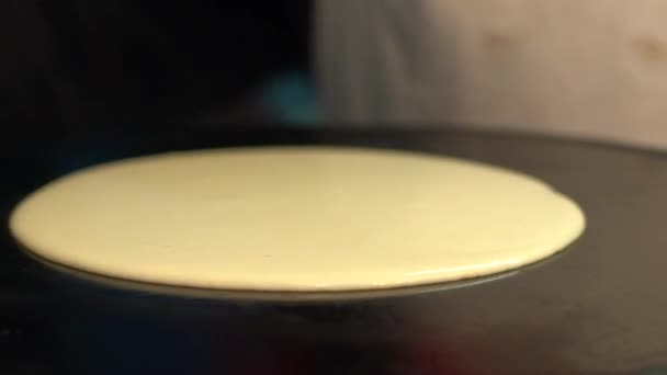 Gros plan sur les crêpes crêpes pour homme chez le vendeur de rue parisien. Délicieux dessert en crêpe. Cheff cuisine une crêpe faite sur une plaque de cuisson en métal. Le concept de la restauration rapide délicieux Dan 