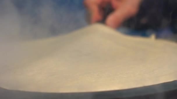 Ralenti du vendeur qui cuisine des crêpes crêpes dans la rue Paris. Gros plan sur le délicieux dessert en crêpe. Cheff cuisine une crêpe faite sur une plaque de cuisson en métal. Le concept de la restauration rapide délicieux Dan 