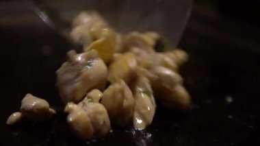 4K Cuisine küçük bir parça chiken. Bir şef, bir mutfak restoranında çiğ et bifteği pişiriyor. Kapalı mekanda pişirilmiş.