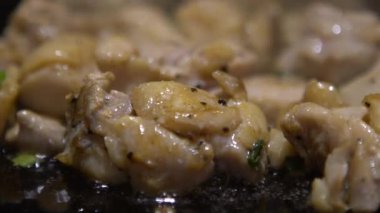 Slow Motion Cuisine küçük bir parça chiken. Bir şef, bir mutfak restoranında çiğ et bifteği pişiriyor. Kapalı alanda pişirilmiş 120 fps-Dan Slow Motion oranı