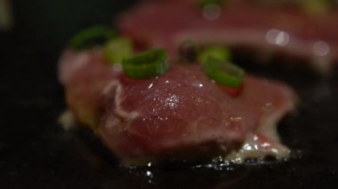 Slow Motion Cuisine küçük bir parça biftek. Bir şef, bir mutfak restoranında çiğ et bifteği pişiriyor. Kapalı alanda pişirilmiş 120 fps-Dan Slow Motion oranı