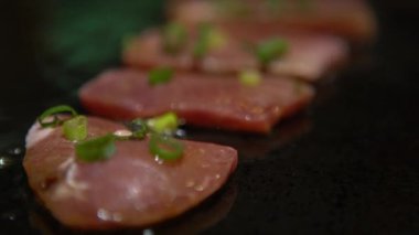 4K Cuisine küçük bir parça biftek. Bir şef, bir mutfak restoranında çiğ et bifteği pişiriyor. Kapalı mekanda yakın plan Dan