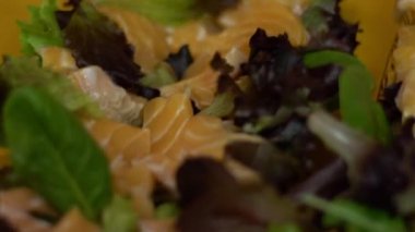 Ahşap tabakta servis edilen yeşil sebze yapraklı lezzetli somon kesesi. Ev yapımı Japon yemeği. -Dan.