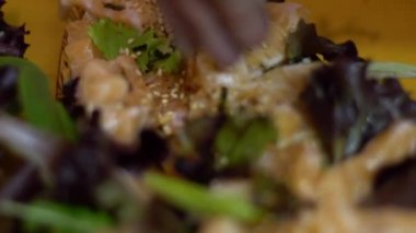 Somon kesesi hazırlanırken yavaş hareket ediyor. Kadın şefin elleri mutfaktaki restoranda geleneksel Japon yemeklerini hazırlıyor. Ev yapımı Dan 'de ahşap masada ev yapımı suşi yapmak.