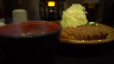 Miso 'lu Gyukatsu bifteği. İçinde Panko ve Katsu usulü kızarmış biftek var. Restoranda Japon yemeği. Dan.