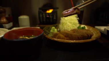 Miso 'lu Gyukatsu bifteği. İçinde Panko ve Katsu usulü kızarmış biftek var. Restoranda Japon yemeği. Dan.