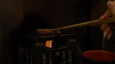 Ağır çekim lezzetli kızarmış biftek Gyukatsu. İçinde Panko ve Katsu usulü kızarmış biftek var. Restoranda Japon yemeği. Dan.