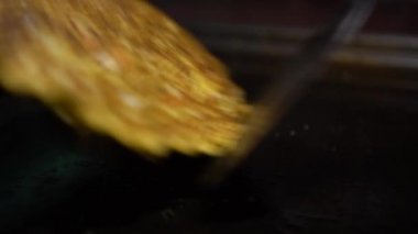 4K Cook, Okonomiyaki Japon yemeklerini fırlatıyor. Krepi un ve suyla pişirdim, doğranmış lahana, yumurta, yeşil soğan ve deniz ürünleri. Monjayaki 'yi Pişirmek Bir Japon restoranında Kızartılmak - Dan