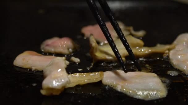 Slow Motion Cuisine Een Klein Stukje Varkensvlees Een Chef Kok — Stockvideo