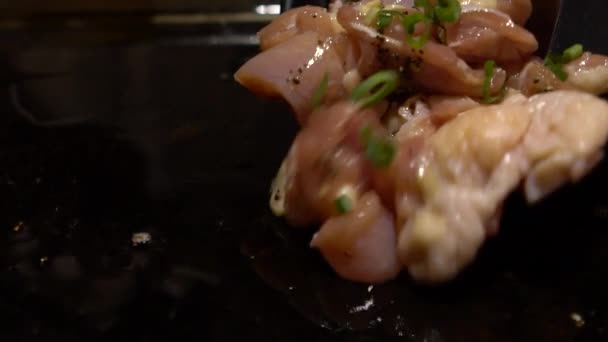 Cocina Cámara Lenta Pequeño Pedazo Chiken Chef Está Cocinando Filete — Vídeos de Stock