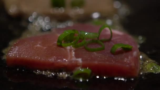 スローモーション料理ステーキの小片 シェフはキッチンレストランでグリルで生の仔牛肉ステーキを調理しています 屋内で調理された120 Fps Danのスローモーションレート — ストック動画