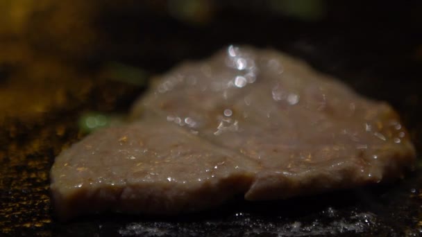 천천히 움직이는 비프스테이크 셰프는 레스토랑의 그릴에 Raw Veal Meat Steak — 비디오