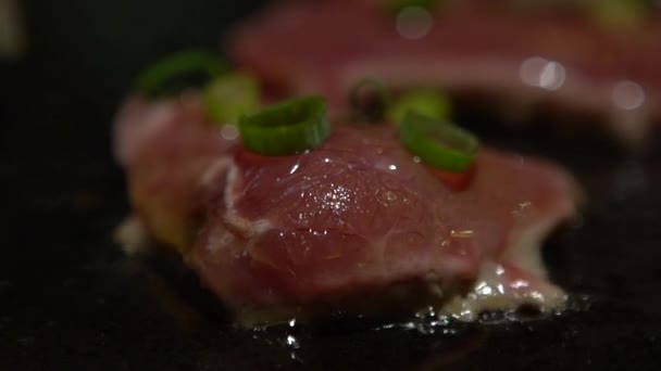 Slow Motion Cuisine Een Klein Stukje Biefstuk Een Chef Kok — Stockvideo