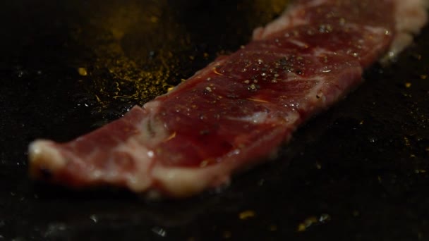 慢动作烹调牛排 一名厨师正在厨房餐厅的烤架上烹调一只生的小牛肉牛排 120 Fps Dan室内特写镜头慢动作率 — 图库视频影像